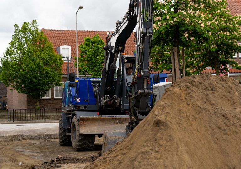 Riolering aanleggen grondwerk kraan